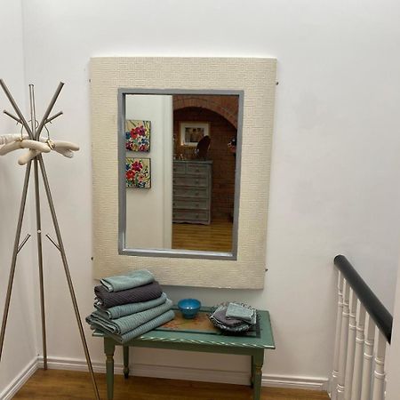 True Colours Apartment In Central Location Bangor  Esterno foto