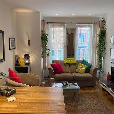 True Colours Apartment In Central Location Bangor  Esterno foto