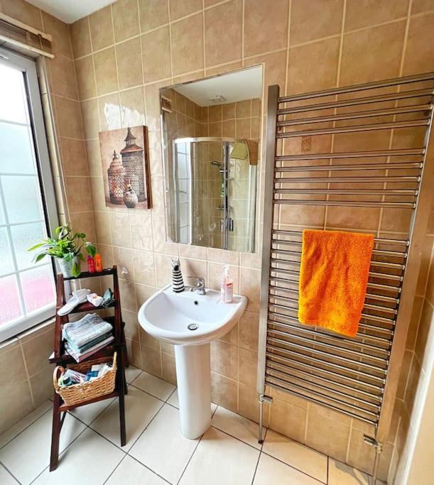 True Colours Apartment In Central Location Bangor  Esterno foto