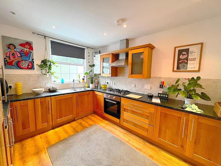 True Colours Apartment In Central Location Bangor  Esterno foto