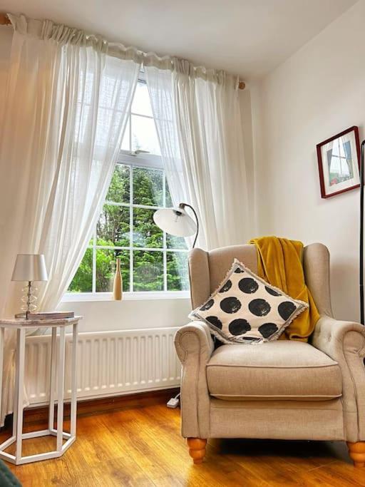 True Colours Apartment In Central Location Bangor  Esterno foto