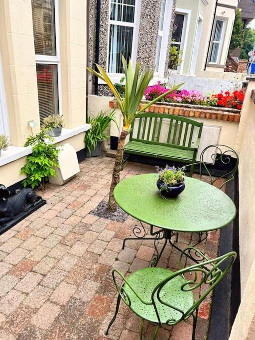 True Colours Apartment In Central Location Bangor  Esterno foto