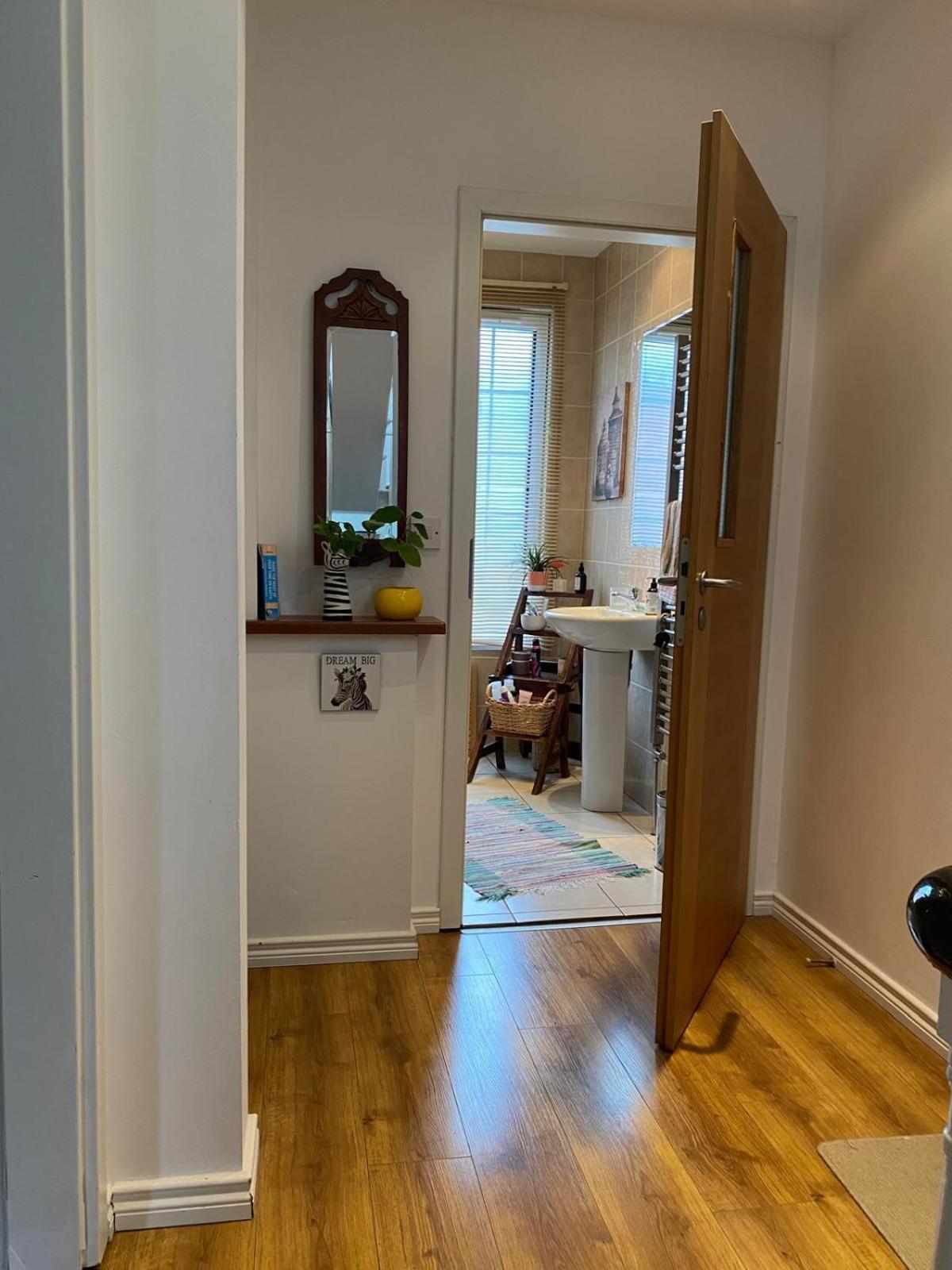 True Colours Apartment In Central Location Bangor  Esterno foto